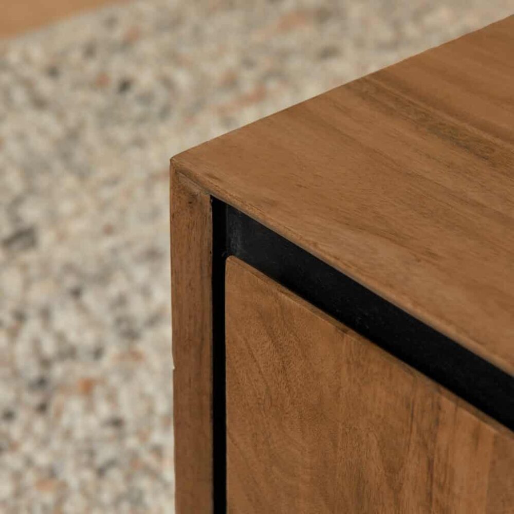 Modern houten meubel met natuurlijke afwerking en zwart details, perfect voor een stijlvol interieur.