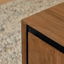 Moderne houten kast met zwart metalen details, strak design en natuurlijke afwerkingen voor eigentijdse woon- en kantoorinterieurs.