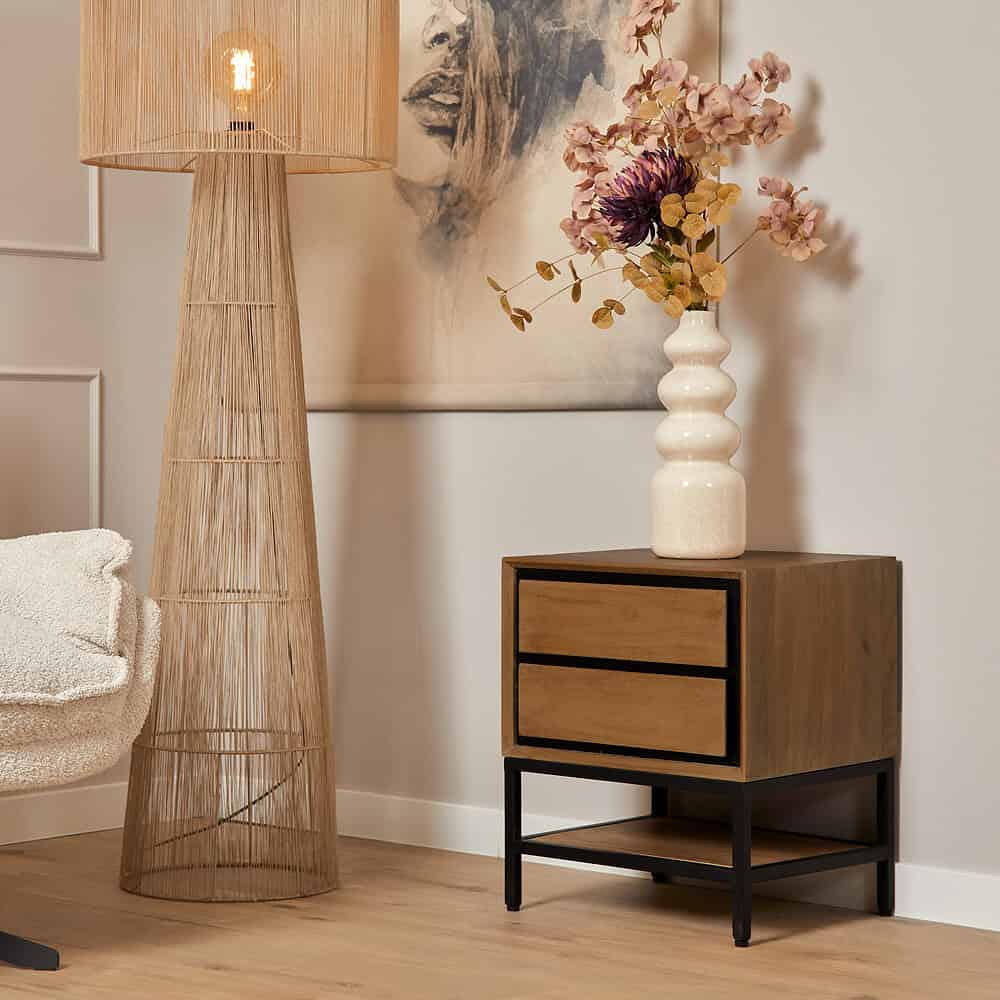 Mooi houten salontafel met zwart metalen frame in Scandinavische stijl, perfect voor interieur decoratie.