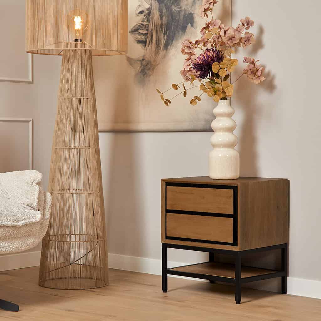 Mooi houten salontafel met zwart metalen frame in Scandinavische stijl, perfect voor interieur decoratie.