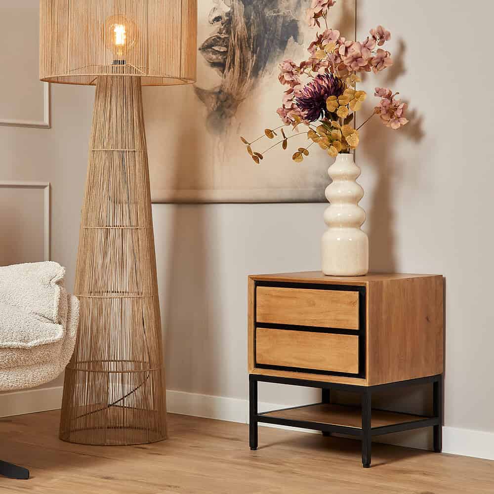 Hoogwaardig houten nachtkastje met zwart metalen frame, ideaal voor moderne en stijlvolle slaapkamers, gecombineerd met een elegante vaas en moderne decoratie.