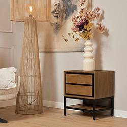 Mooi houten salontafel met zwart metalen frame in Scandinavische stijl, perfect voor interieur decoratie.