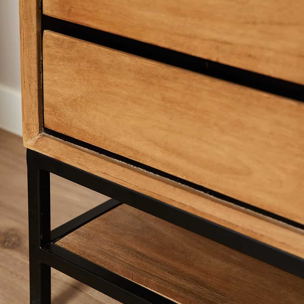 Massief houten dressoir met zwart metalen onderstel, duurzaam en stijlvol design. Perfect voor moderne interieurstijlen, gemaakt door Mokana Meubelen, kwaliteitsmeubels voor elke woonkamer of slaapkamer.