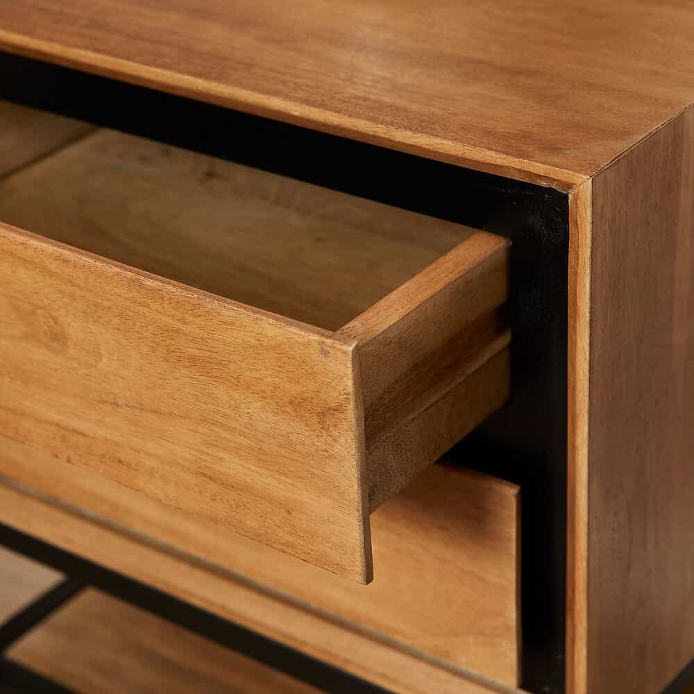 Houten ladekast met zwarte metalen accessoires, modern en multifunctioneel meubelstuk voor in woonkamer of slaapkamer. Perfect voor opbergen met stijl.