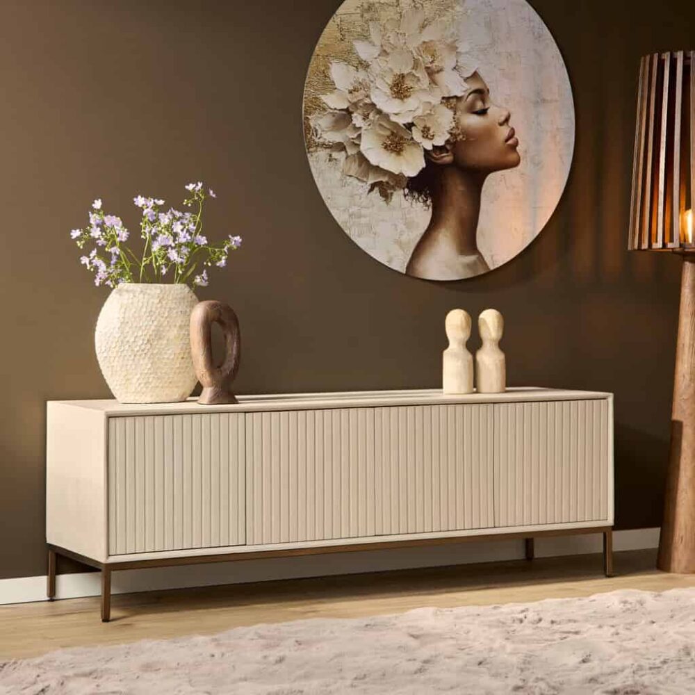 Gezellige witte kast met decoratieve vazen en bloemen, elegant interieur ontwerp bij Mokana Meubelen, met moderne en tijdloze meubels en accessoires voor een stijlvolle woonkamer.
