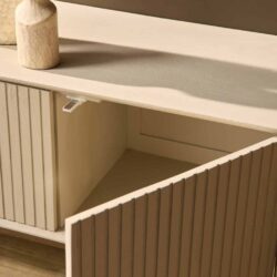 Elegante beige houten meubel, handgemaakt met verticale lamellen, ideaal voor moderne interieurdecoratie. Perfect als tv-meubel, buffet of opbergkast met ruimte voor spullen. Elegant en functioneel design.