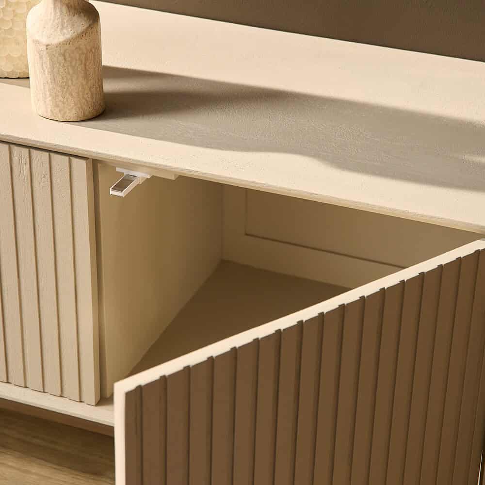 Eiken wandmeubel met geribbelde deuren en schuifmechanisme, modern en hoogwaardig design, perfect voor opslag en decoratie.