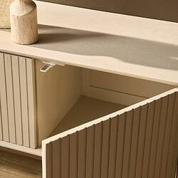 Eiken wandmeubel met geribbelde deuren en schuifmechanisme, modern en hoogwaardig design, perfect voor opslag en decoratie.