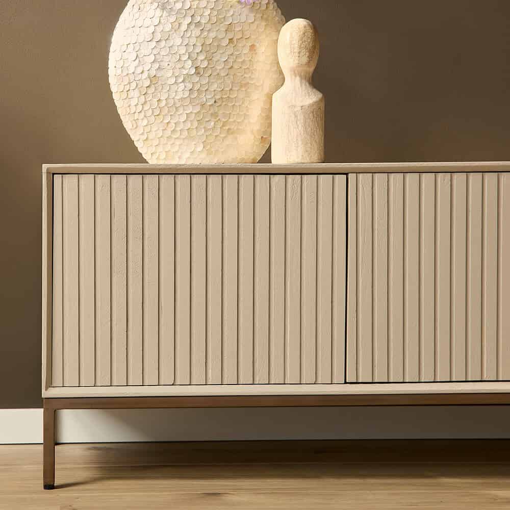 Moderne witte geborsteld eiken dressoir met ingefreesde verticale lijnen en houten pootjes, perfect voor een eigentijdse woonkamer of slaapkamer.