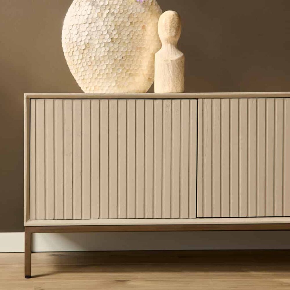 Glatte houten tv meubel met verticale groeven in een licht eiken afwerking, moderne en minimalistische stijl, perfect voor een eigentijdse woonkamer.