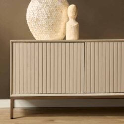 Strakke houten kast met verticale lamellen, modern en minimalistisch design, ideaal voor woonkamer of slaapkamer, gemaakt door Mokana Meubelen.