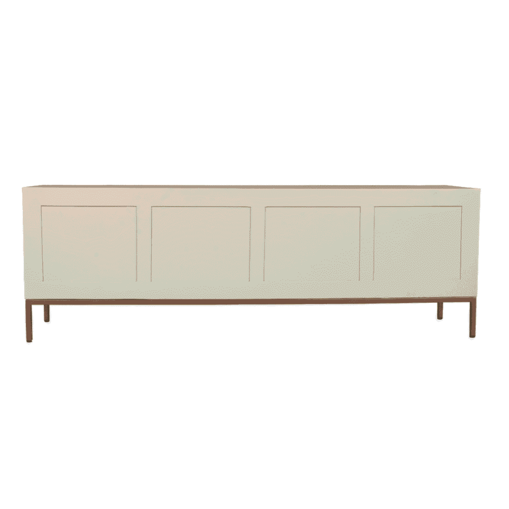 Elegante witte houten dressoir met vier panelen en houten poten, perfect voor moderne woonkamers en slaapkamers, afgewerkt met hoogwaardige kwaliteit en vakmanschap van Mokana Meubelen.