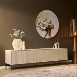 Elegante houten dressoir met een modern design, perfect voor woonkamer inrichting en opbergen, afgewerkt in natuurlijke wood finish, gecombineerd met decoratieve items en passende verlichting.