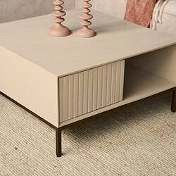 Elegante beige salontafel met houten details en metalen poten, perfect voor een modern interieur en ontspanning.