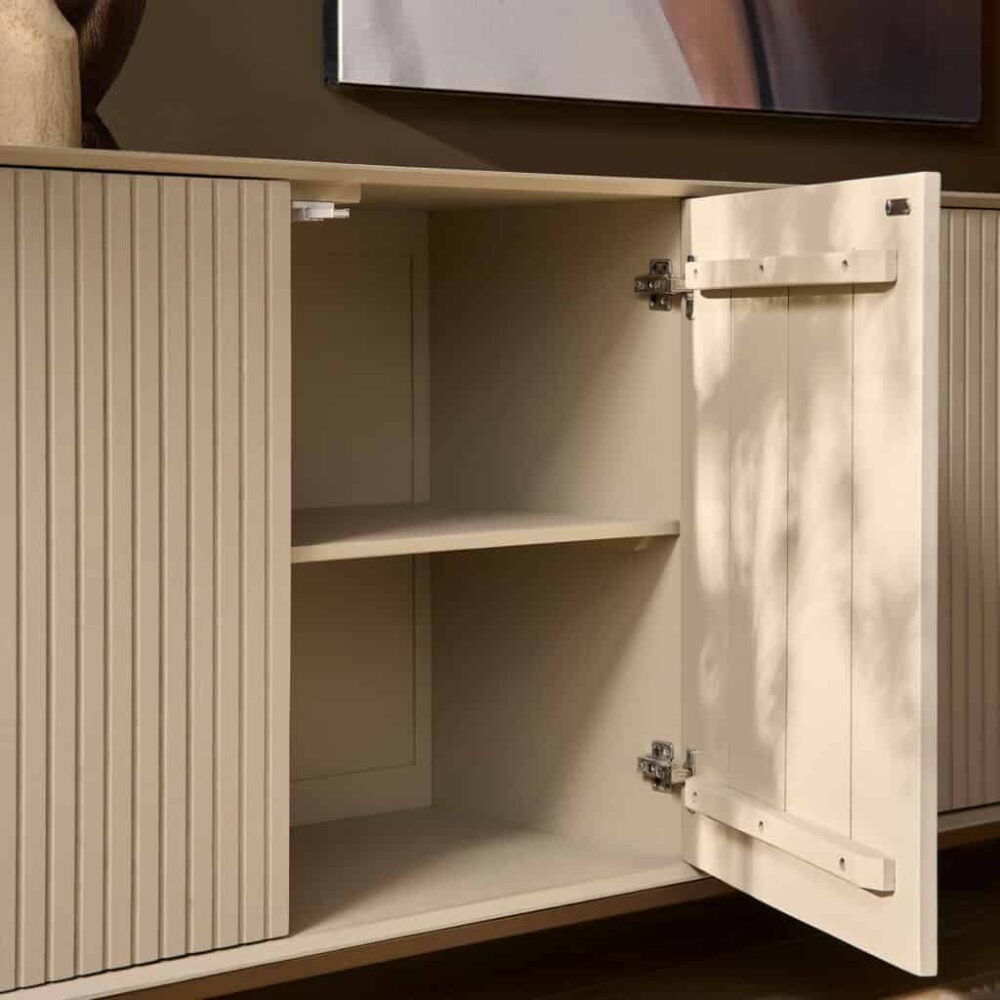 Luxe houten meubelkast met witte finish, op maat gemaakt voor stijlvolle woon- en eetkamers. Interieur met verstelbare planken en soft-close scharnieren voor optimale opbergruimte.