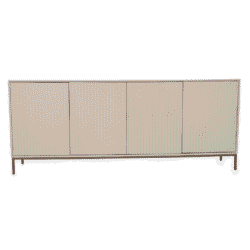 Grote witte houten buffetkast met verticale liniale panelen en metalen poten, modern design, perfect voor een Scandinavische of lichte interieurstijl.