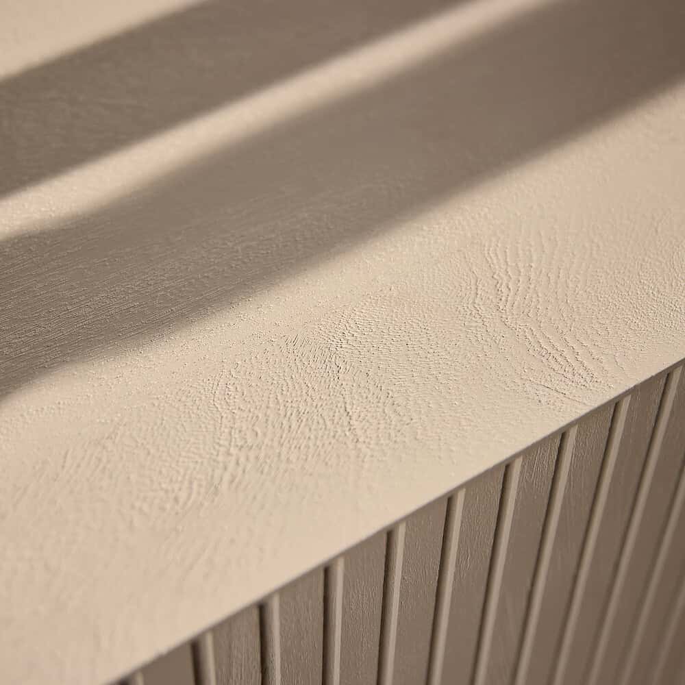 Strak afgewerkt meubel met fijne textuur in neutrale beige tint, perfect voor warme en moderne interieurstijlen.