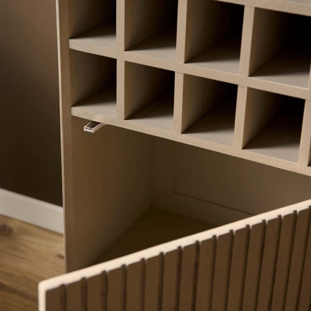 Robuuste houten wijnkast met meerdere vakken voor wijnflessen, perfect voor een stijlvolle wijnopslag. Gemaakt van hoogwaardig hout, passend in elk modern interieur en ideaal voor wijnliefhebbers.