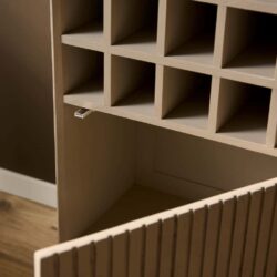 Robuuste houten wijnkast met meerdere vakken voor wijnflessen, perfect voor een stijlvolle wijnopslag. Gemaakt van hoogwaardig hout, passend in elk modern interieur en ideaal voor wijnliefhebbers.