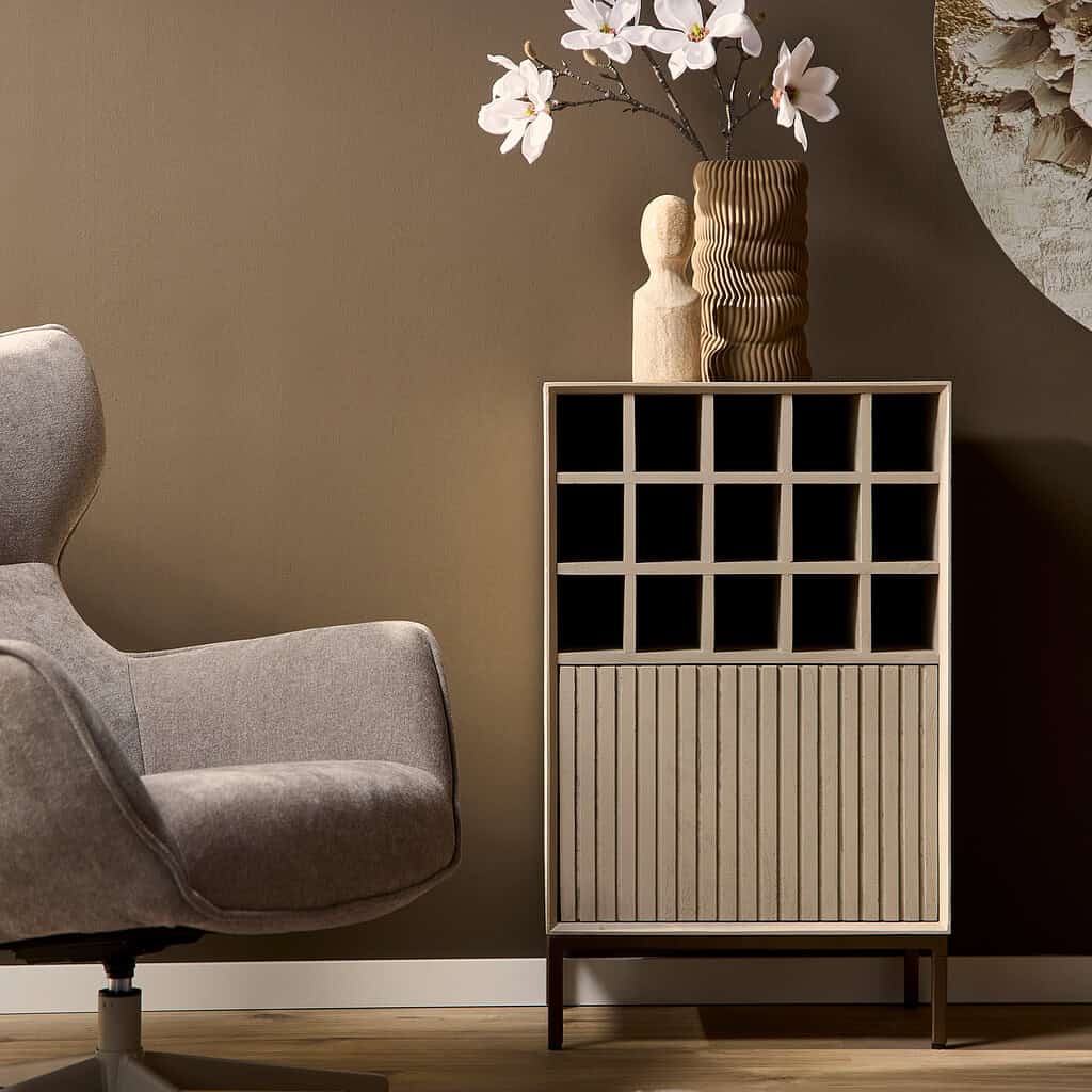 Nordic stijl wijnkast met vakken en houtlook afwerking, perfect voor moderne woonkamers en keukens, ontworpen door Mokana Meubelen voor stijlvolle opslag en decoratie.