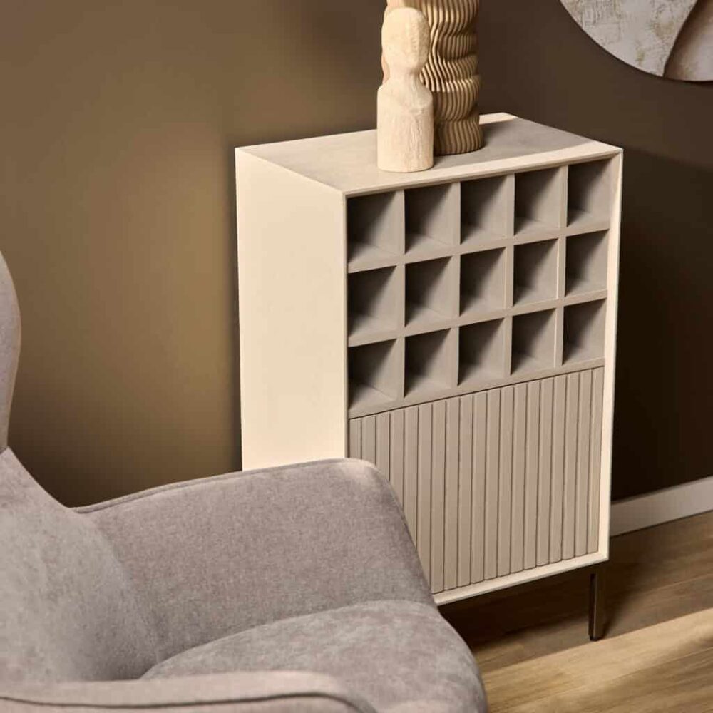 Hoekige wijnkast met 12 vakken van hout, geschikt voor wijn en glazen, in een modern interieur, stijlvolle en functionele wijnopslag, Mokana Meubelen voor design meubelen in Nederland.