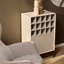 Hoekige wijnkast met 12 vakken van hout, geschikt voor wijn en glazen, in een modern interieur, stijlvolle en functionele wijnopslag, Mokana Meubelen voor design meubelen in Nederland.