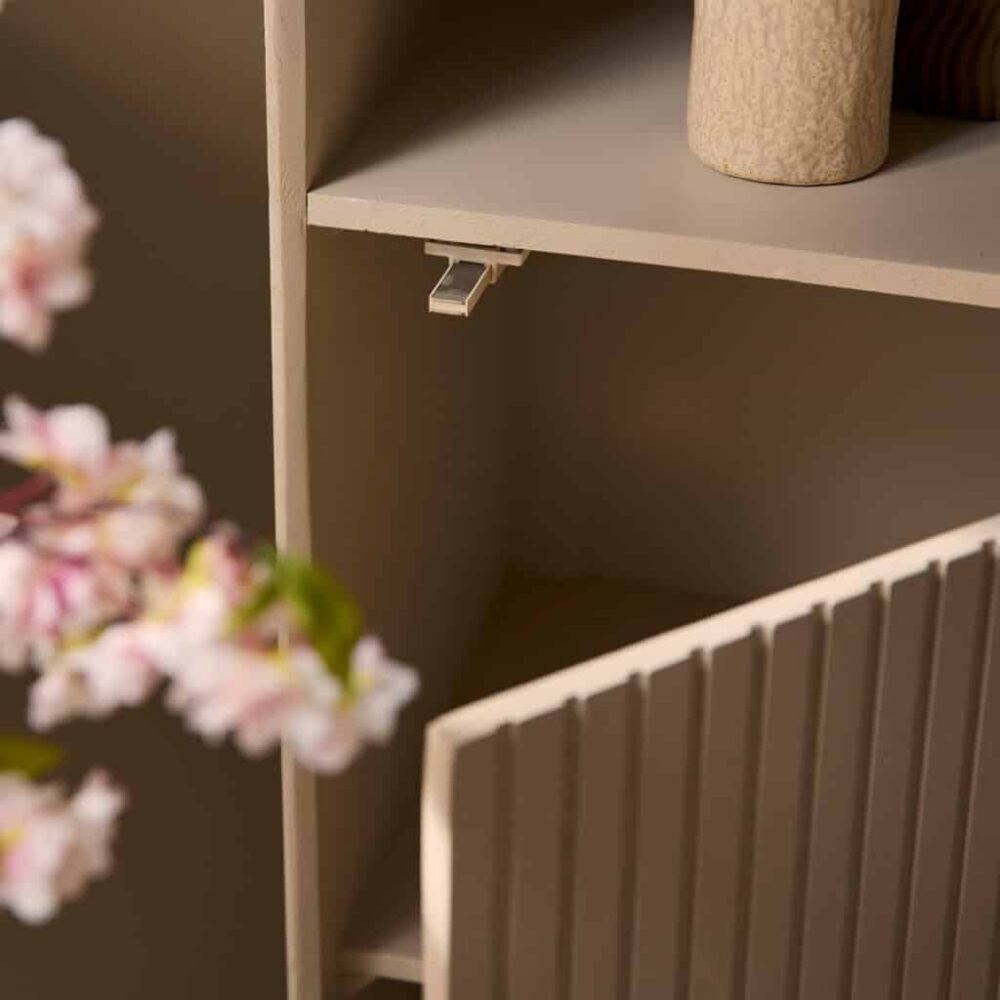 Veilige sluiting meubelkast met soft-close mechanisme, incl. stevige deurpanelen en afwerking in natuurhout. Perfect voor moderne woonruimte en organisatie.