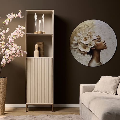 Stijlvolle natuurlijke houten vitrinekasten en decoratie in modern interieur met bloemen.