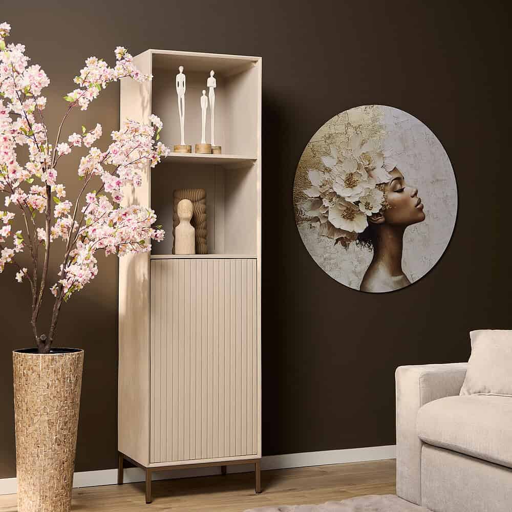 Elegante witte houten kast met decoratieve accessoires en kunstzinnig portret in woonkamer met donkere muur, creëren een moderne en stijlvolle interieur uitstraling.
