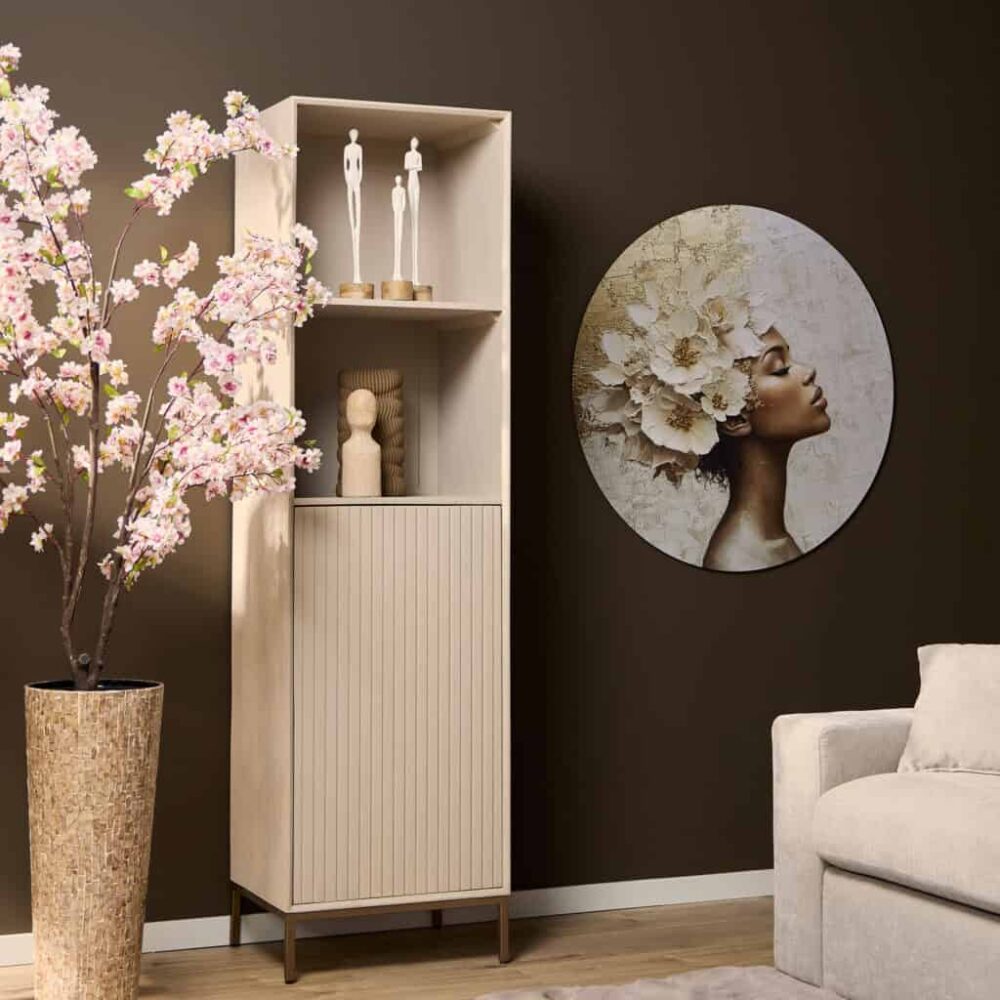 Elegante houten opbergkast met moderne design, perfect voor woonkamers en sierlijke decoratie.