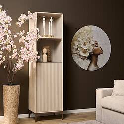 Elegante witte houten kast met decoratieve accessoires en kunstzinnig portret in woonkamer met donkere muur, creëren een moderne en stijlvolle interieur uitstraling.
