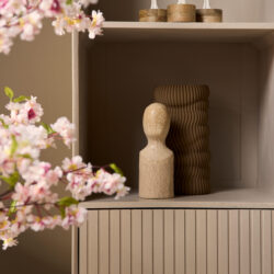 Vasenset met keramische en houten vazen op een witte houten meubel in een modern interieur, perfect voor stijlvolle woondecoratie.