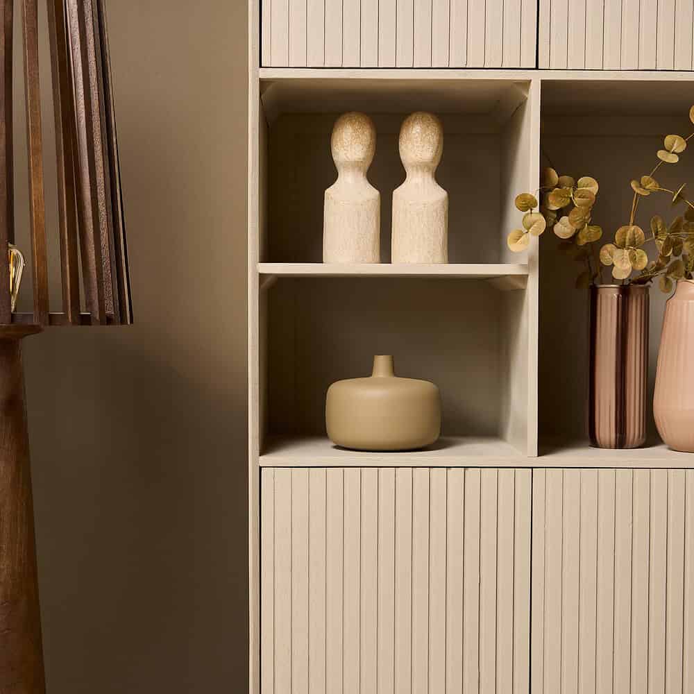 Deuren, laden en kastdetails van moderne woonkamermeubelen van Mokana Meubelen in warm natuurlijke houttinten. Perfect voor een stijlvolle en functionele woonruimte.