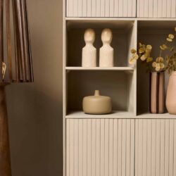 Elegante houten vitrinekast met ornamenten en vazen voor een stijlvolle interieurafwerking. Perfect voor het presenteren van decoratieve objecten en woonaccessoires in uw woonkamer of eetkamer.