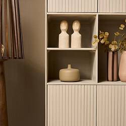 Deuren, laden en kastdetails van moderne woonkamermeubelen van Mokana Meubelen in warm natuurlijke houttinten. Perfect voor een stijlvolle en functionele woonruimte.