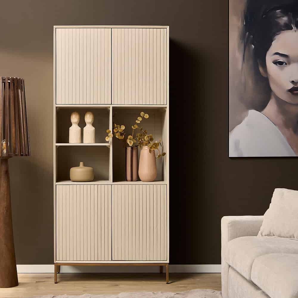 Elegante witte houten kast met verticale lamellen, geschikt voor een moderne woonkamer, geschikt voor opbergen en decoratie.