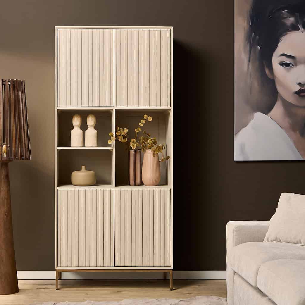 Elegante witte houten kast met verticale lamellen, geschikt voor een moderne woonkamer, geschikt voor opbergen en decoratie.