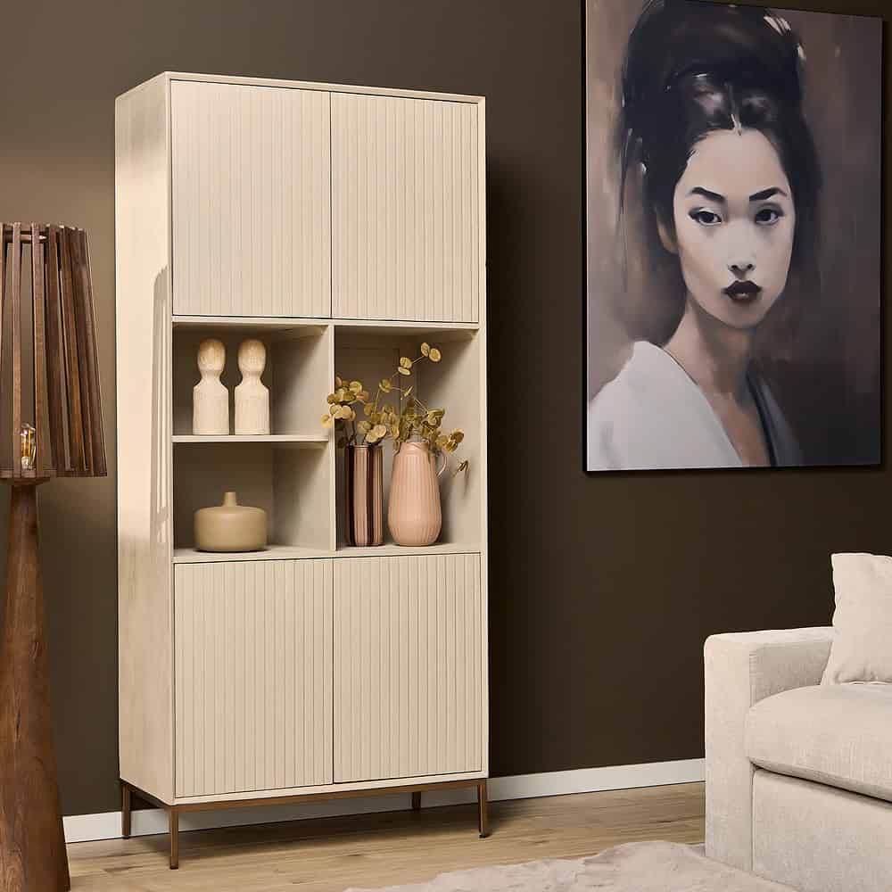 Hoogwaardige witte landelijke kast met open vakken en gesloten opbergdeuren, perfect voor modern interieur, mooi gedecoreerd met vazen en decoratie, geschikt voor woonkamer of eetkamer.
