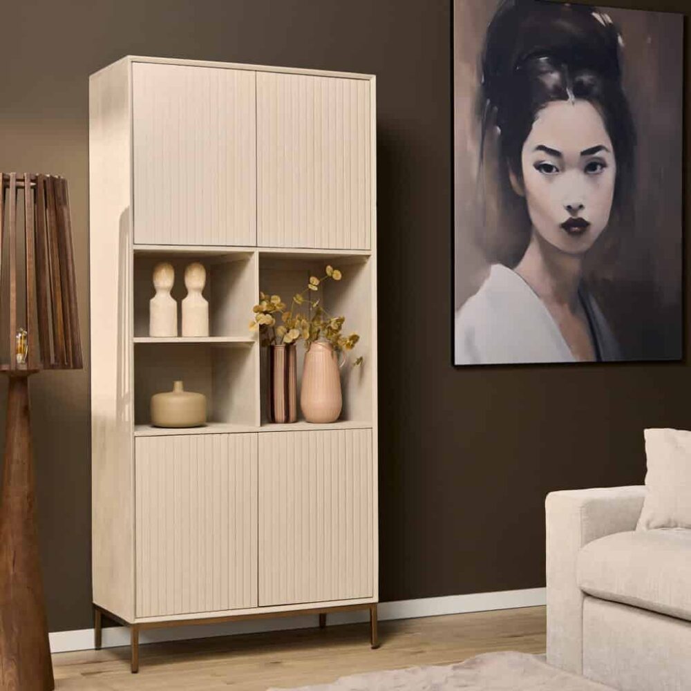 Elegante witte houten kast met opberg- en decoratievakken, perfect voor modern interieur.