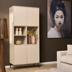 Elegante witte houten kast met opberg- en decoratievakken, perfect voor modern interieur.