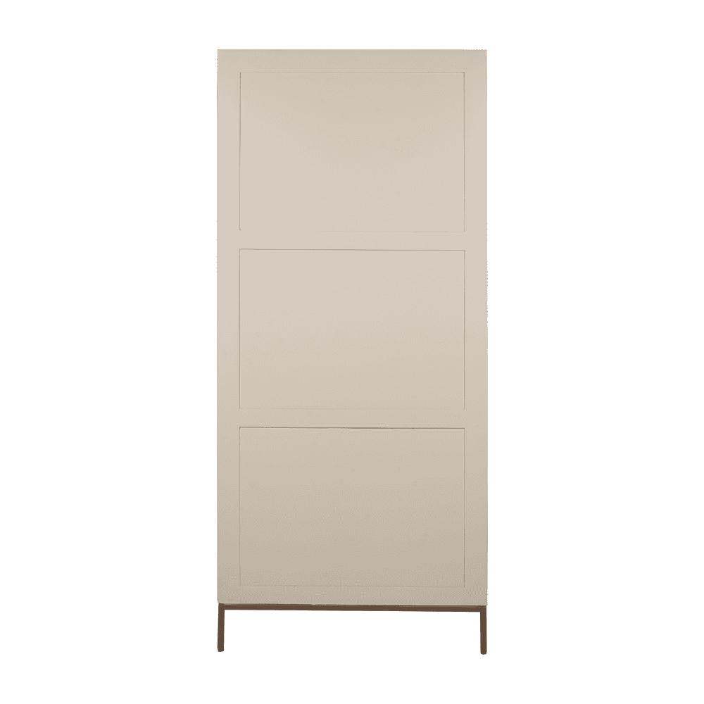 Strakke witte houten kast met metalen poten, perfect voor modern interieur en opbergruimte. Mokana Meubelen biedt stijlvolle en functionele meubelstukken voor elke woning.