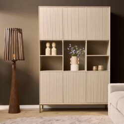 Modern beige houten boekenkast met open vakken en afsluitbare schuifdeuren, perfect voor interieuraccessoires en woondecoratie.