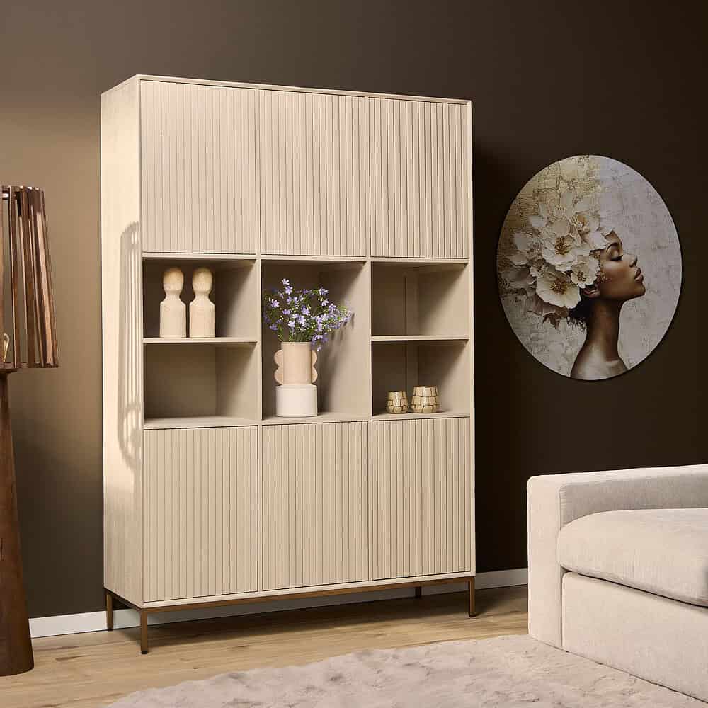 Strak houten wandkast met een moderne uitstraling, ideaal voor het opbergen van woonaccessoires en decoraties, perfect voor een stijlvolle woonkamer inrichting.