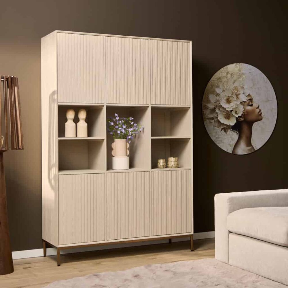Beknopte houten opbergkast met moderne design en verticale lijnen, ideale opbergruimte voor woonkamer of kantoor.