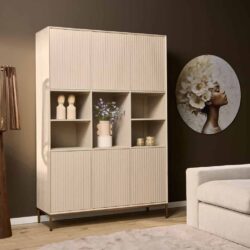 Beknopte houten opbergkast met moderne design en verticale lijnen, ideale opbergruimte voor woonkamer of kantoor.