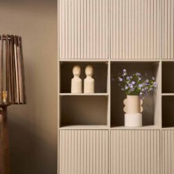 Modern low cabinet met geïntegreerde open opbergvakken, perfect voor het opbergen en tentoonstellen van interieuraccessoires, gemaakt van high-quality hout in Scandinavische stijl.