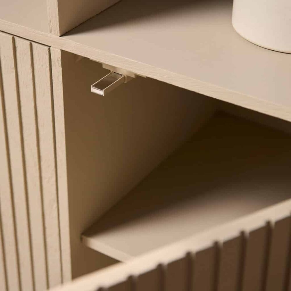Houten meubel met lade en retractable handgreep, modern design, Mokana Meubelen.