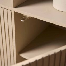 Houten meubel met lade en retractable handgreep, modern design, Mokana Meubelen.
