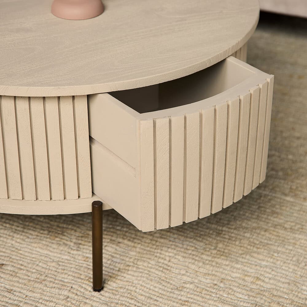 Strak en modern bijzettafel met een combinatie van een ronde houten blad en een lade met verticale latten, perfect voor stijlvolle woonaccessoires en opbergruimte.