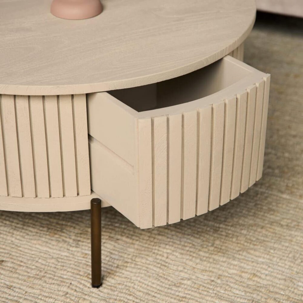 3. Moderne, handgemaakte nachtkastje van licht eikenhout met verticale groeven en een uitklapbare lade, perfect voor een stijlvolle slaapkamer.